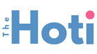 Textlogo mit dem Wort „Hoti“ in großen blauen Buchstaben. Oben rechts im Text erscheint ein kleiner rosa Kreis. Arabische Zeichen sind in kleinerem blauen Text auf der linken Seite dargestellt. Der Hintergrund ist weiß.
